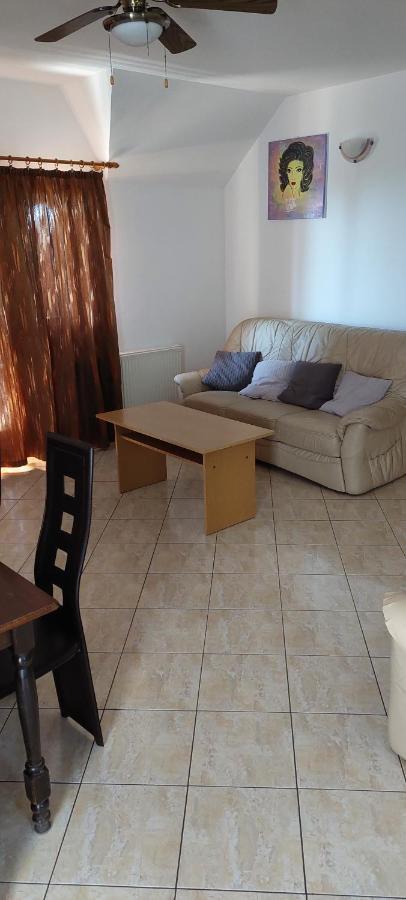 Szikszai Apartman Balatonfůzfő Extérieur photo
